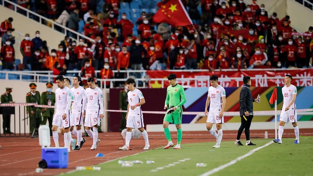 中国足球|中国足球再登热搜第一！嘲讽该有底线？网友：输越南就有底线了？