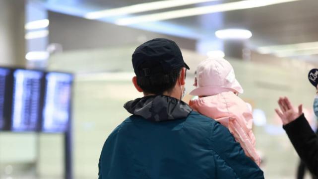 郑恺|郑恺一家三口现身机场，1岁小酸奶萌翻众人，苗苗被质疑怀二胎