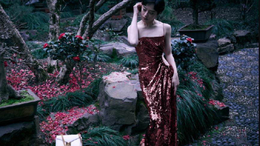 千娇百媚|孙俪穿吊带裙太性感！身材丰腴皮肤白到晃眼，躺草地凹造型不怕脏