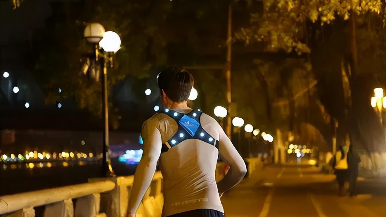 跑步|45岁上海男子，每晚坚持夜跑5公里，一年后，他得到了什么？