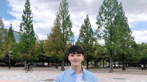 秦岚|忠武路怪物新人！奶萌脸深邃腹肌，连IU都赞不绝口