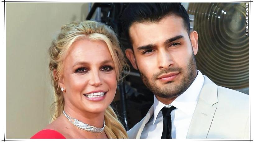 布兰妮·斯皮尔斯|40岁的布兰妮老成这样了，皮肤粗糙满脸皱纹，小12岁的男友挺帅气