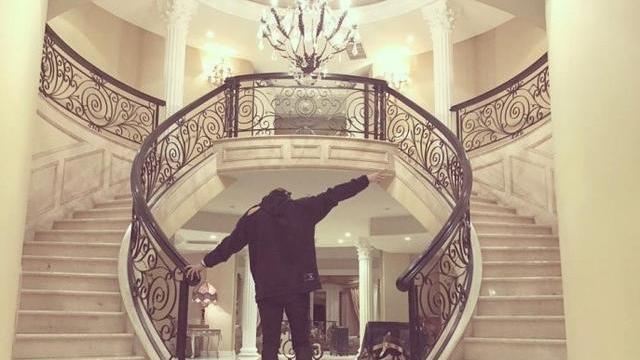 参观黄子韬住的豪宅，楼梯设计成回字形，装修像个古堡