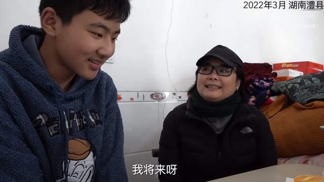 鹤唳华亭|49岁袁立到县里医院探病，近照曝光肿一圈，脸上白斑突出引人担忧