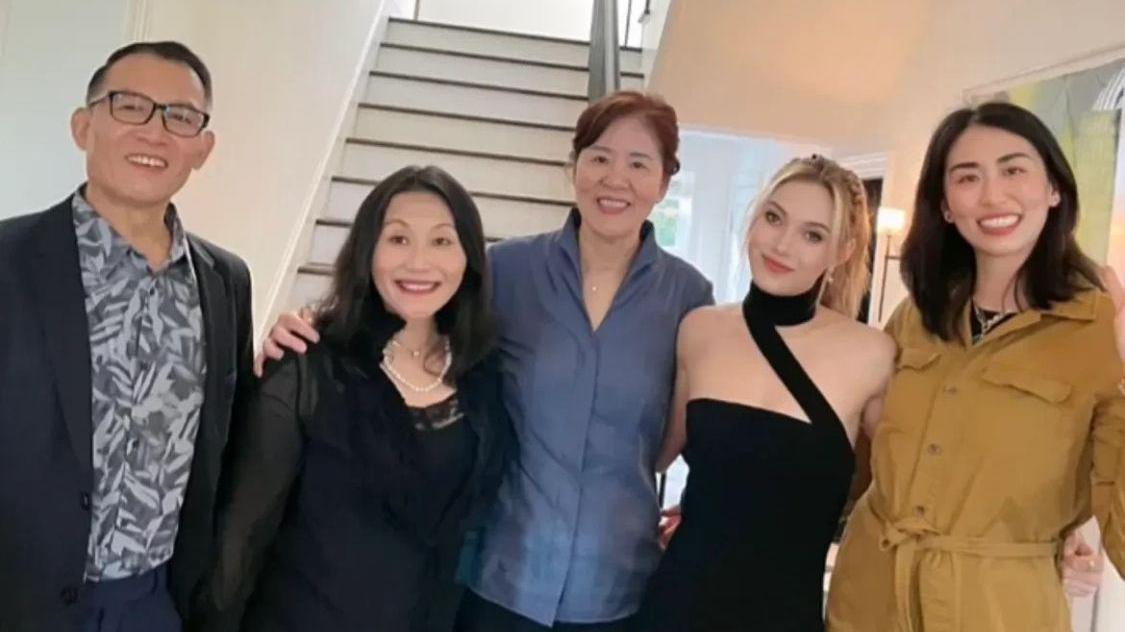 郎平|谷爱凌跟郎平一家合影，郎平女儿比她高半头，长相普通但很自信