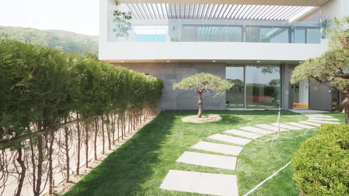 韩国的别墅装修，200㎡外看现代大气，内部“简装”还没庭院费钱