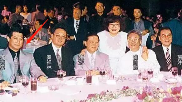 谢贤|谢贤：成龙称他是传奇，合影李小龙都靠边站，却为何独宠张柏芝？