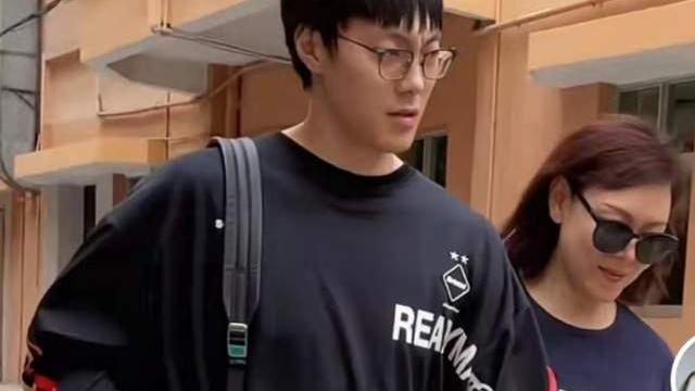 胡明轩|胡明轩悄然再接新代言！很低调人气高，联赛折戟国家队有望再突破