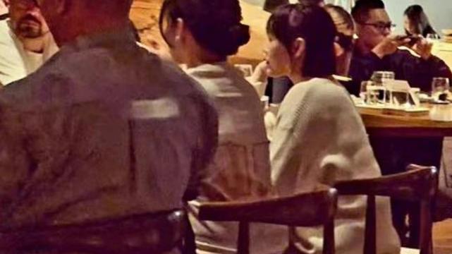 大S|大S具俊晔婚后首曝同框照，大S坐在老公身边显娇小，夫妻俩超甜蜜