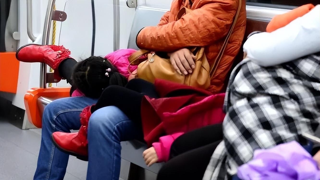 皮肤病|别人坐热的板凳不能马上坐，经常坐会传染皮肤病？有科学依据吗