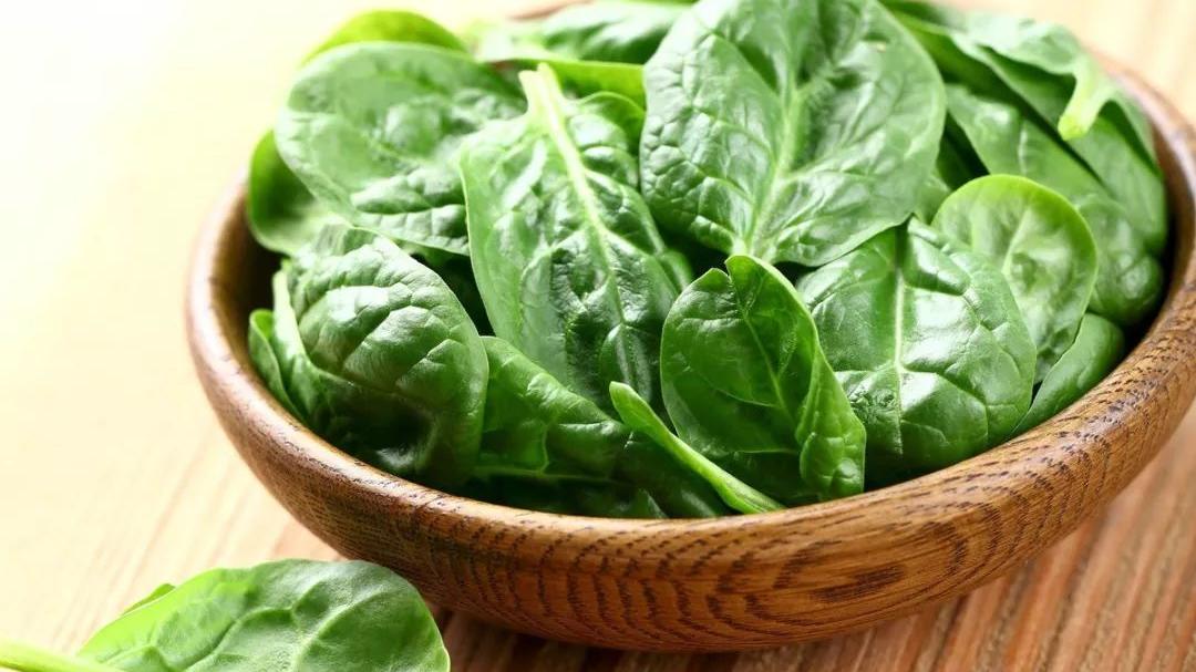 肝炎|为何痛风患者逐渐增多？医生：3种食物或“喂养”尿酸，提醒父母别吃