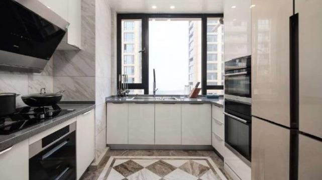 112平现代风二居室，灯光在夜幕下散发出一种雅致迷人的气息