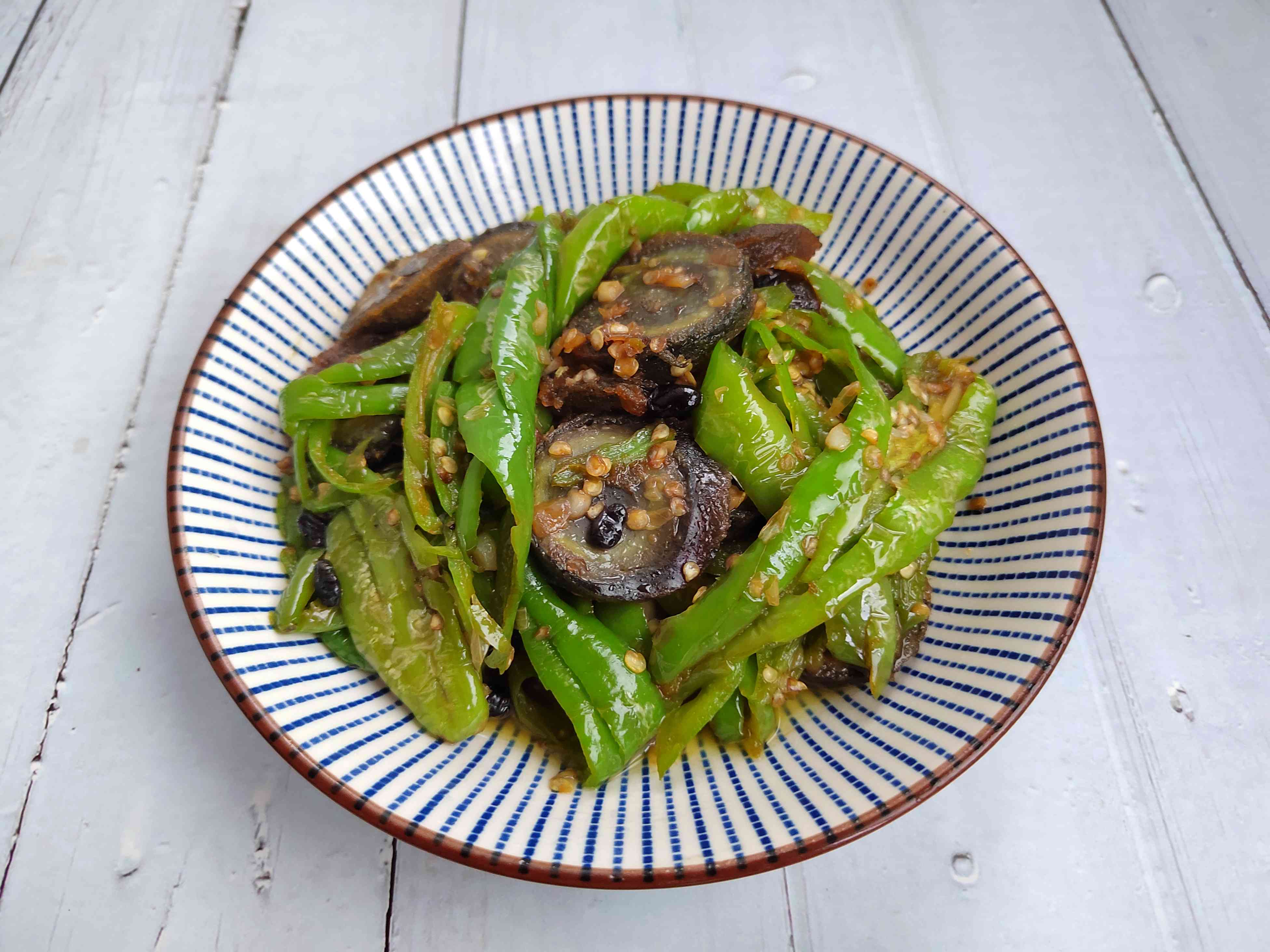 江西|江西婆婆来吃饭，做了6道菜被网友吐槽吃不下，上海老表却馋哭了