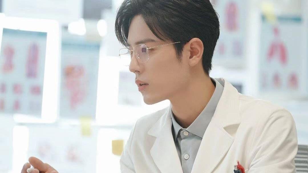 肖战|肖战发文庆《余生》，评论区细节成亮点：肖战慢慢回来了