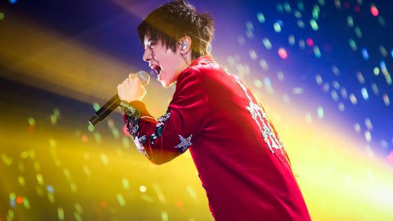 |两档综艺节目开播，还支持未婚生女的华晨宇吗？