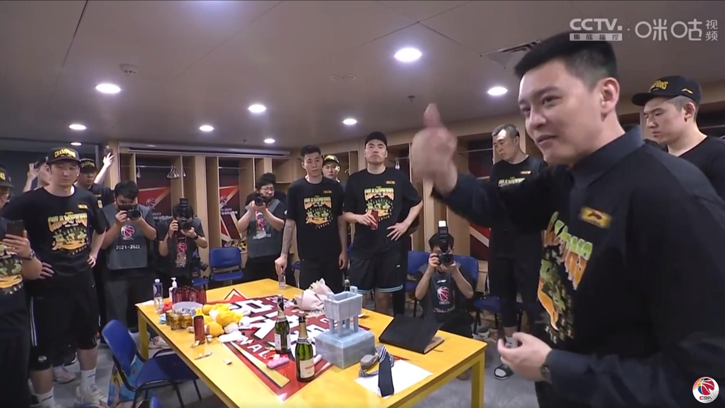 杨鸣|欢乐! 杨鸣更衣室发表夺冠致辞, 刚想报复莫兰德, 被大韩金金狂喷香槟
