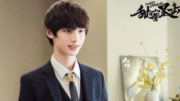 丁程鑫|丁程鑫身高有1米8？当看到他与172的娜扎抢话筒时：是谁撒谎了？