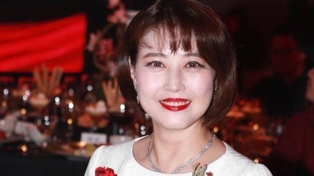 雅诗兰黛 当54岁周海媚与51岁钟丽缇同框，才明白自然老气也可以这么美