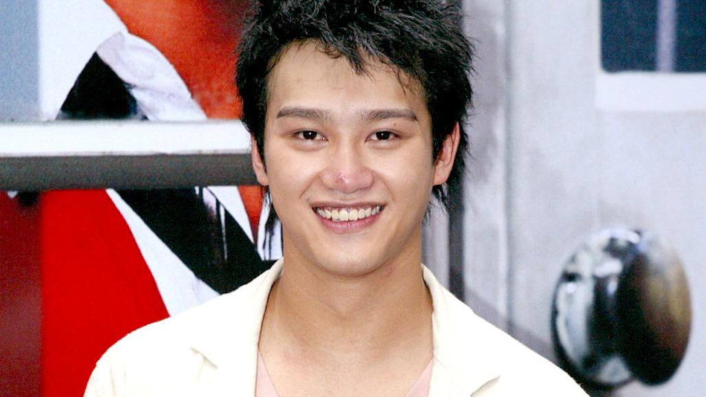 吴浩康|38岁歌手宣布双喜临门，与女友交往半年奉子成婚，前任纷纷送祝福