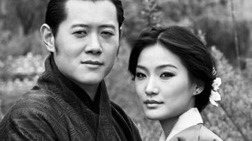 不丹|不丹王后乖巧跟随国王身后，可眼神暴露了她的心思，凶狠已藏不住