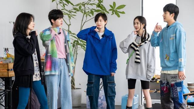 杨幂|《花少4》举办睡衣派对，杨幂COS小丑女，发际线遭网友吐槽