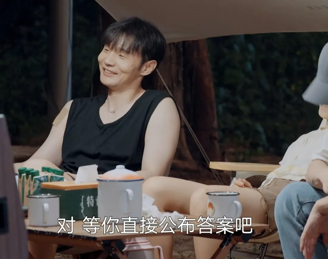 黄磊|黄磊问李荣浩：“你知道为什么门前大桥下游过一群鸭后面是24678吗？”