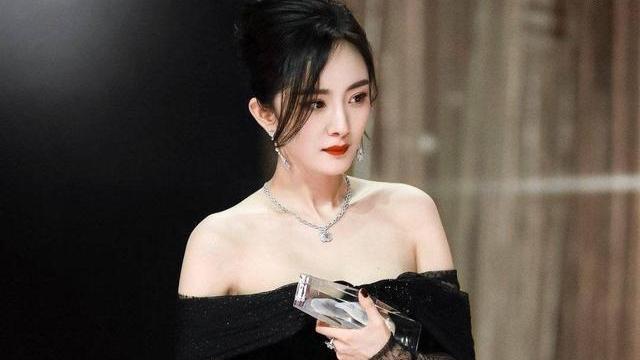 杨幂|杨幂粉丝打开格局，惊喜大放送，吃瓜群众喊话“信息量太大”