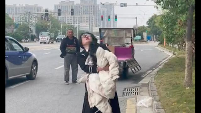 女士在救助流浪狗时，被狗狗误咬伤了嘴巴，她还坚持伤痛继续救！
