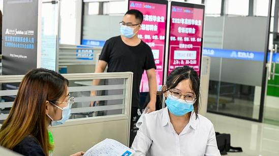 华侨大学|“金三银四”或成为过去，毕业生说春招求职难，企业又说招不满人