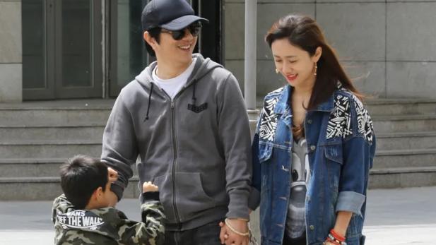 郑钧|郑钧儿子撒谎被抓包，被罚磕一千个头引争议，本尊：磕头是在禅堂