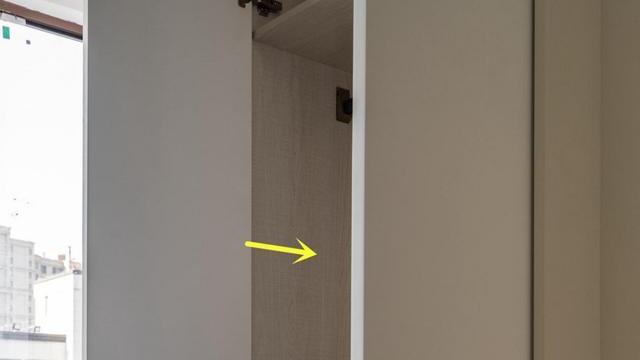 卧室装衣柜，多一个太挤，少一个不够用！他家仅占10cm做足收纳？