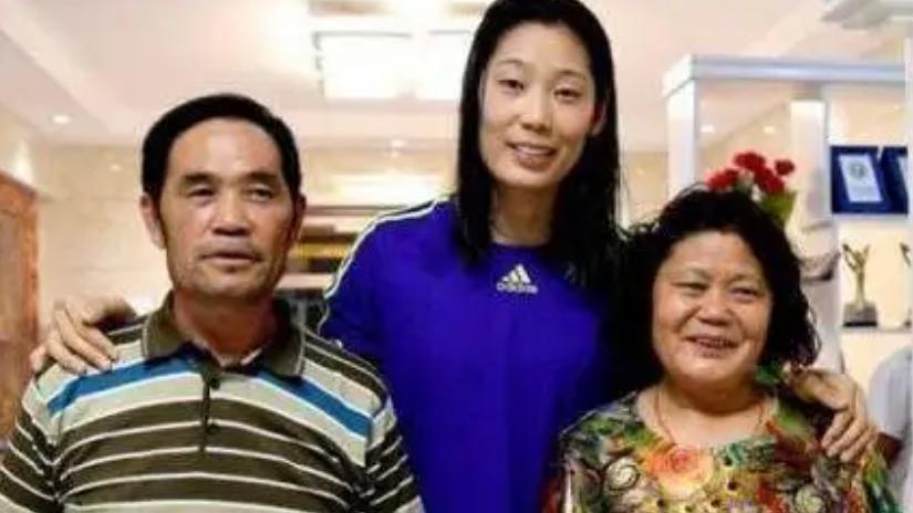 朱婷|父亲为不打扰她训练，隐瞒弟弟去世，朱婷：弟弟治病欠的钱我来还
