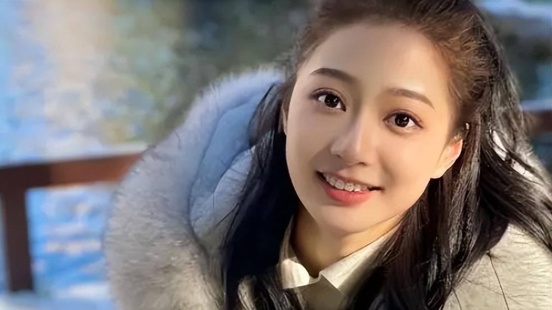 校花|冯琳晒出集体合照，人群中的她“很耀眼”，不愧是中传校花