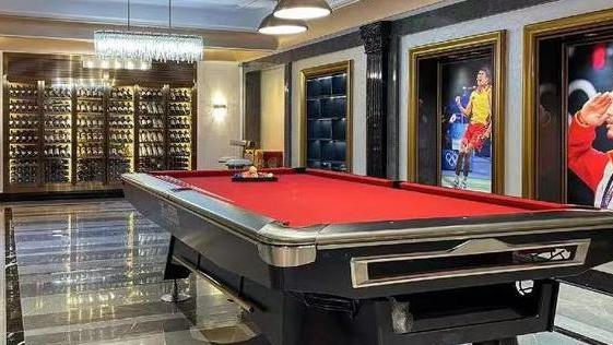 羽坛魔王林丹喜提7000万新别墅！内部装修高调，院子停百万豪车