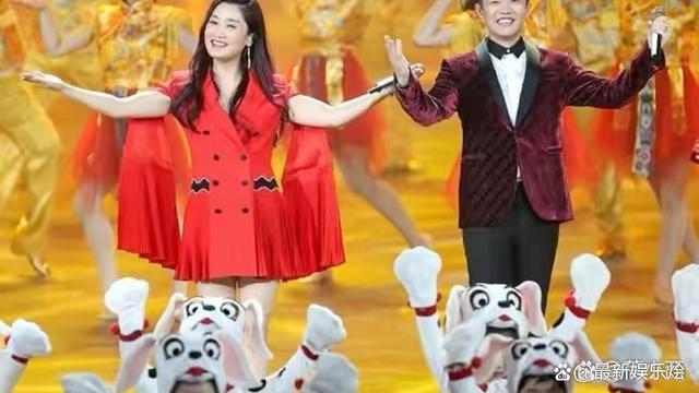 杨魏玲花|凤凰传奇玲花穿红“斗篷”裙：“筷子腿”又长又直，41岁愈发年轻