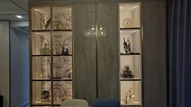 120平现代轻奢风格，三代同堂越住越喜欢，护墙板做背景墙很大气