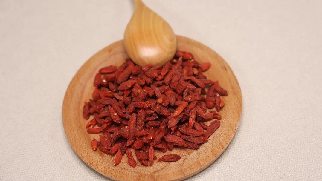 红豆|神奇的人参、枸杞和菊花，用它们仨泡水喝，究竟会有哪些养生妙用