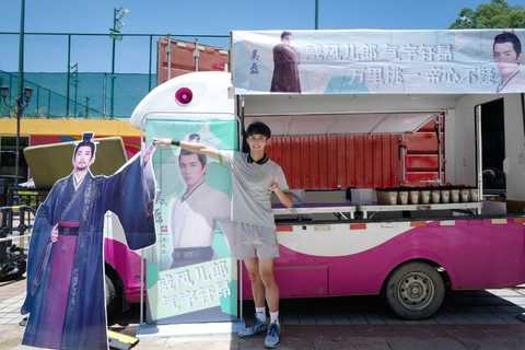 吴磊|保剑锋戏内戏外超宠吴磊！线上刷礼物线下安排应援，吴磊惊呼：好大爹