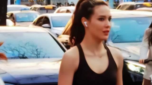 谷爱凌|谷爱凌太尴尬了！跑步被粗壮大汉刻意拦下，要求合照，竟不戴口罩