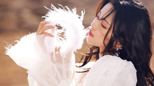 杨超越|杨超越白色礼服清新淡雅仙气十足，手捧玫瑰宛如在逃新娘