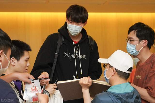 郭艾伦|辽篮若D类续约郭艾伦，将引发两大连锁反应，李洪庆重情义该点赞
