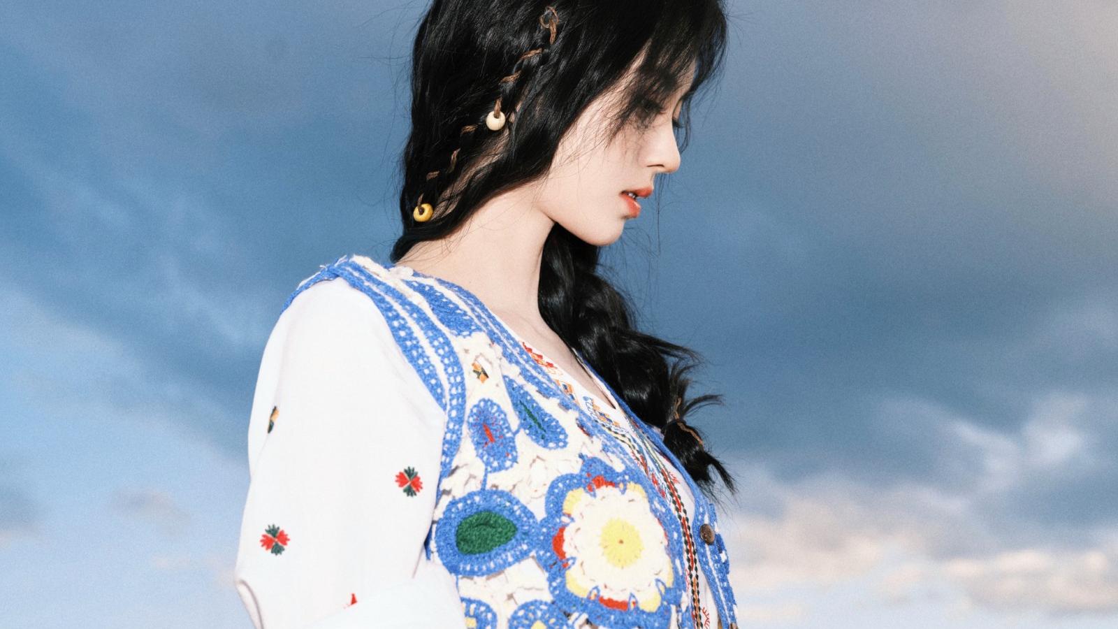 鞠婧祎旅游晒照，一身复古民族服装诠释异域风采，又被她美到了