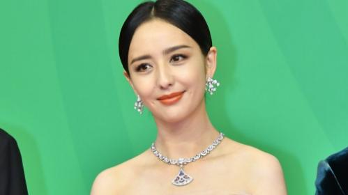 佟丽娅|佟丽娅离婚后更美了，一抹紫裙高贵典雅，简直就是迪士尼在逃公主