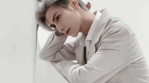 罗云熙|罗云熙因造型冲上热搜，穿粉丝西装被指太娘，粉丝反应亮了