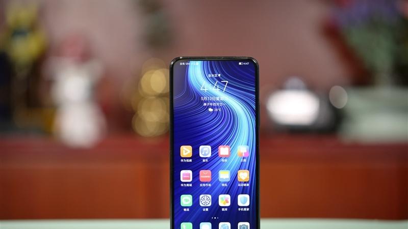华为|?荣耀X8发布，居中打孔+浴霸四摄，颜值真的爱了