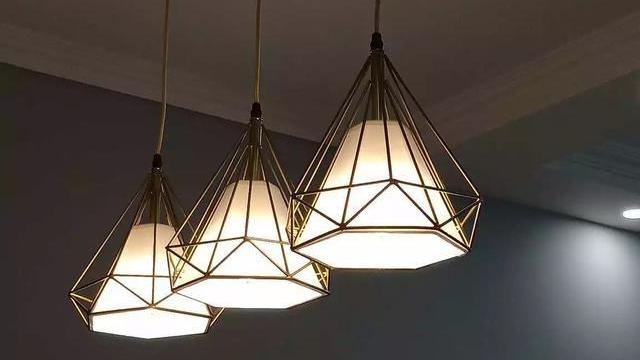 老婆精装的小户型，精打细算花了6万，天花板只装石膏线也好看