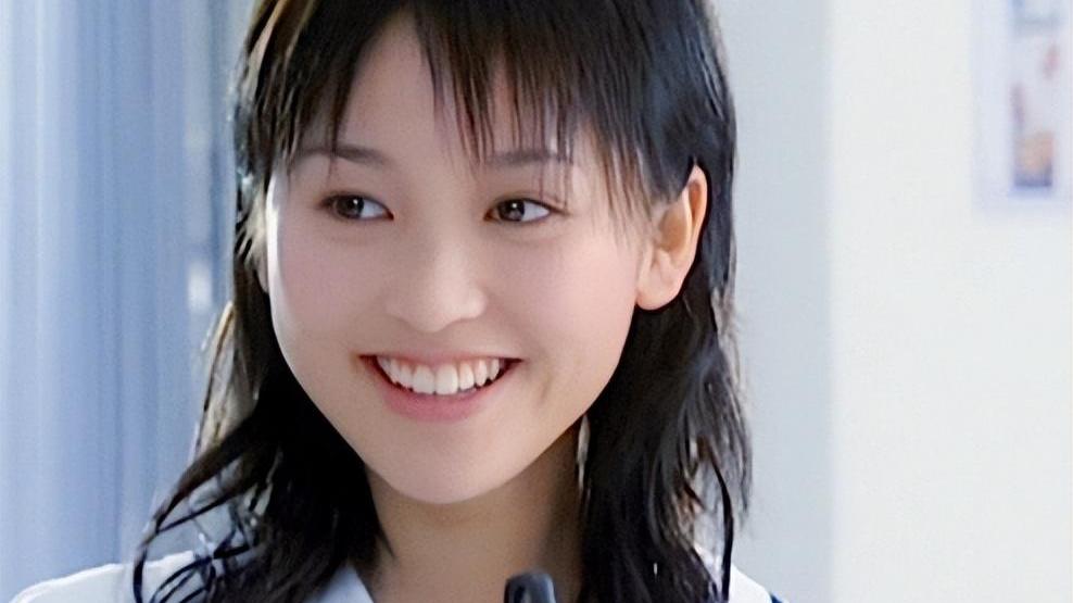 金莎|金莎确诊后露面报平安，贴着药膏一脸疲态，称头疼咳嗽喉咙不舒服