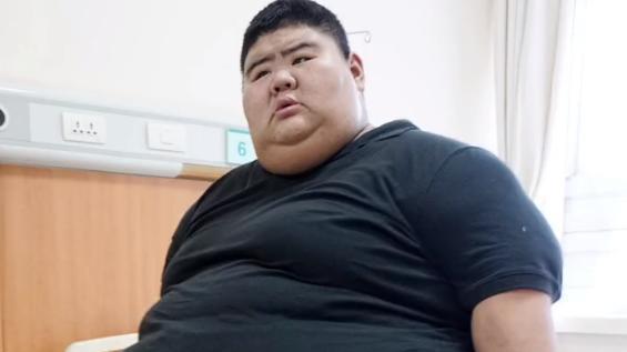 王浩楠为爱减重400斤，过年反弹30斤被女友嫌弃，不瘦50斤不结婚