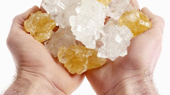 买冰糖时，黄色和白色哪一种更好？糖厂员工说漏嘴，以后别买错了