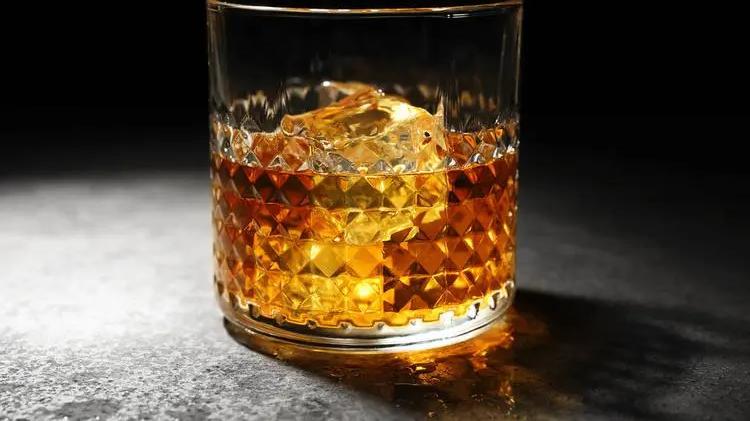 衰老|“喝白酒”和“喝啤酒”，哪个对身体伤害大？建议男性来了解一下